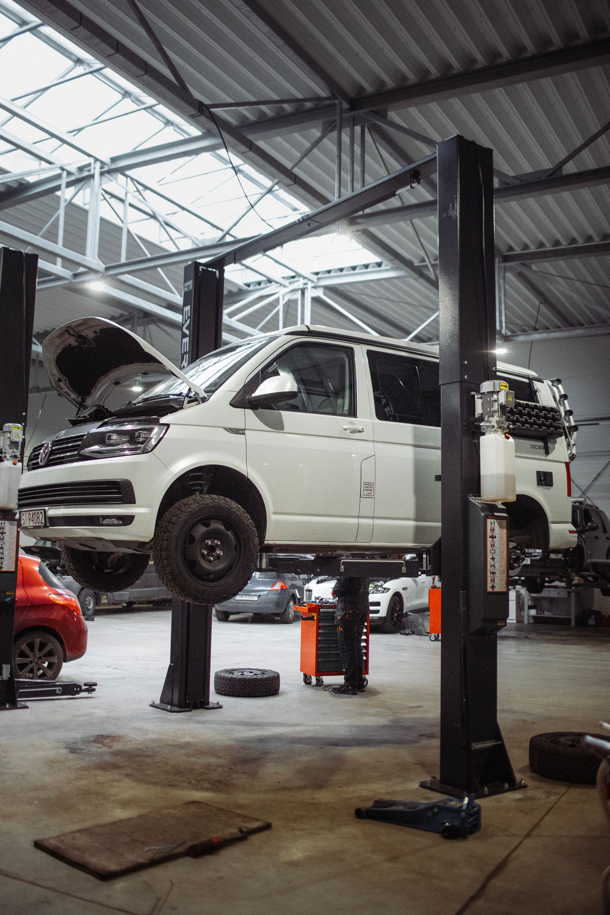 Warsztat VW Californa Concept (7) Kamper VW Californa na podnośniku