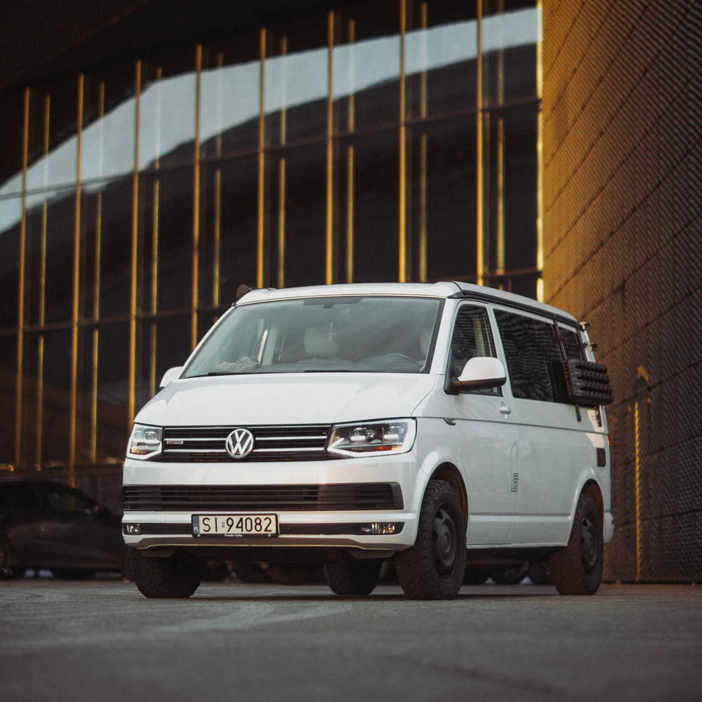 Szyny boczne VW California – system mocowań do akcesoriów zewnętrznych