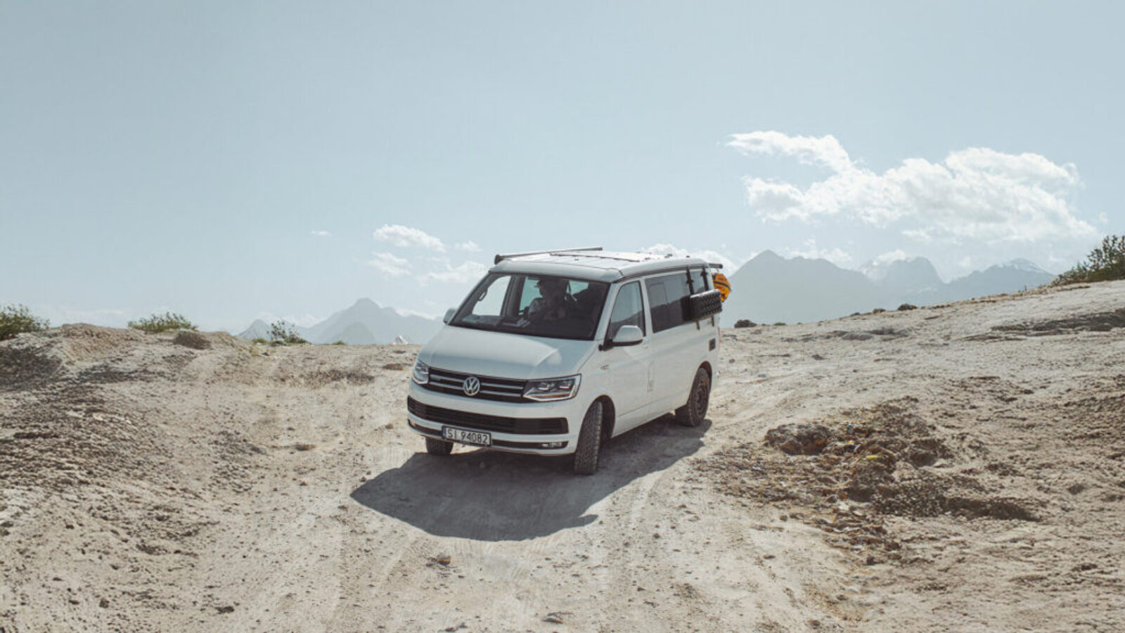 biały vw california w Turcji