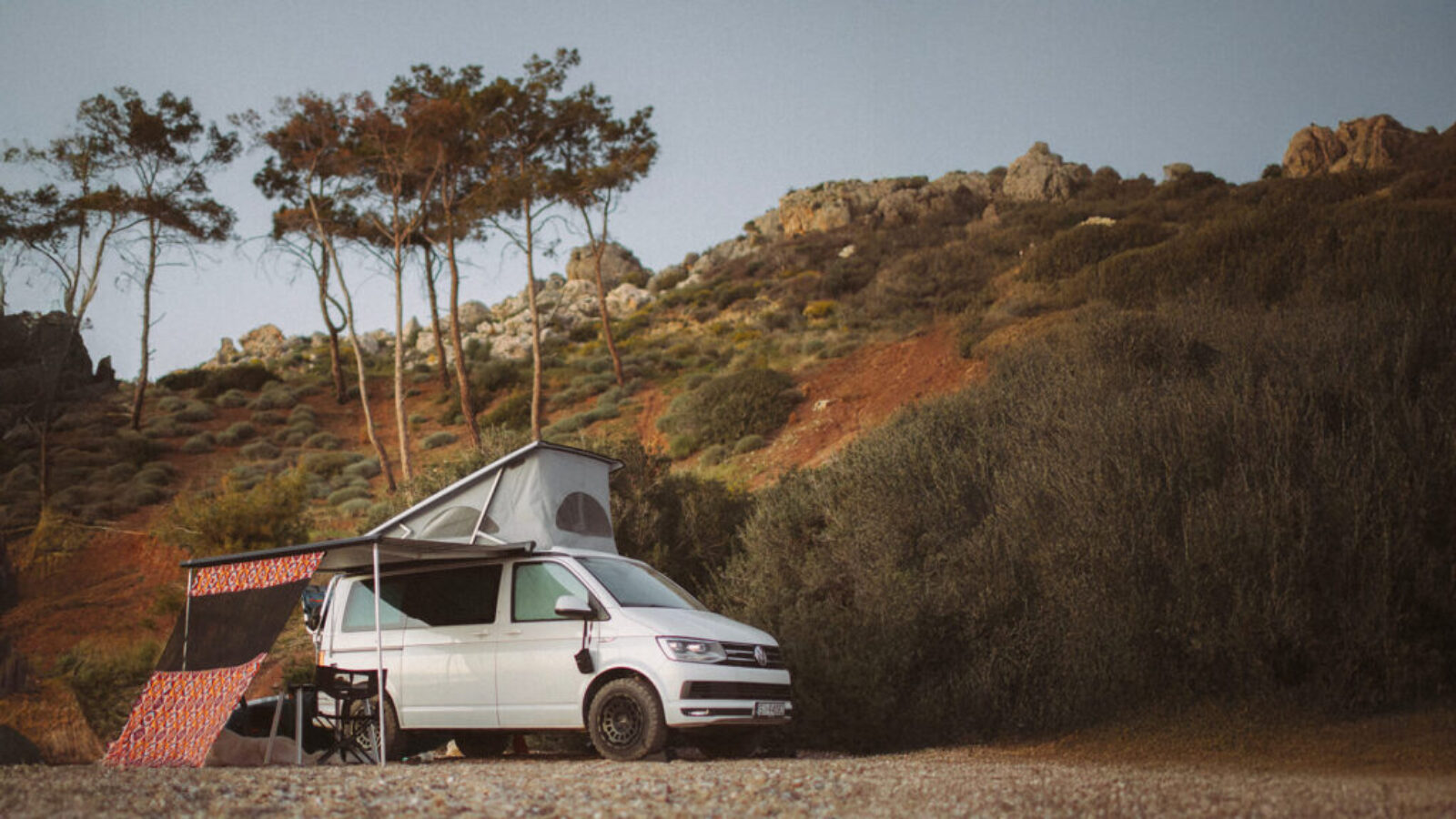 prysznic przenośny wv california biały vw california na tle skał