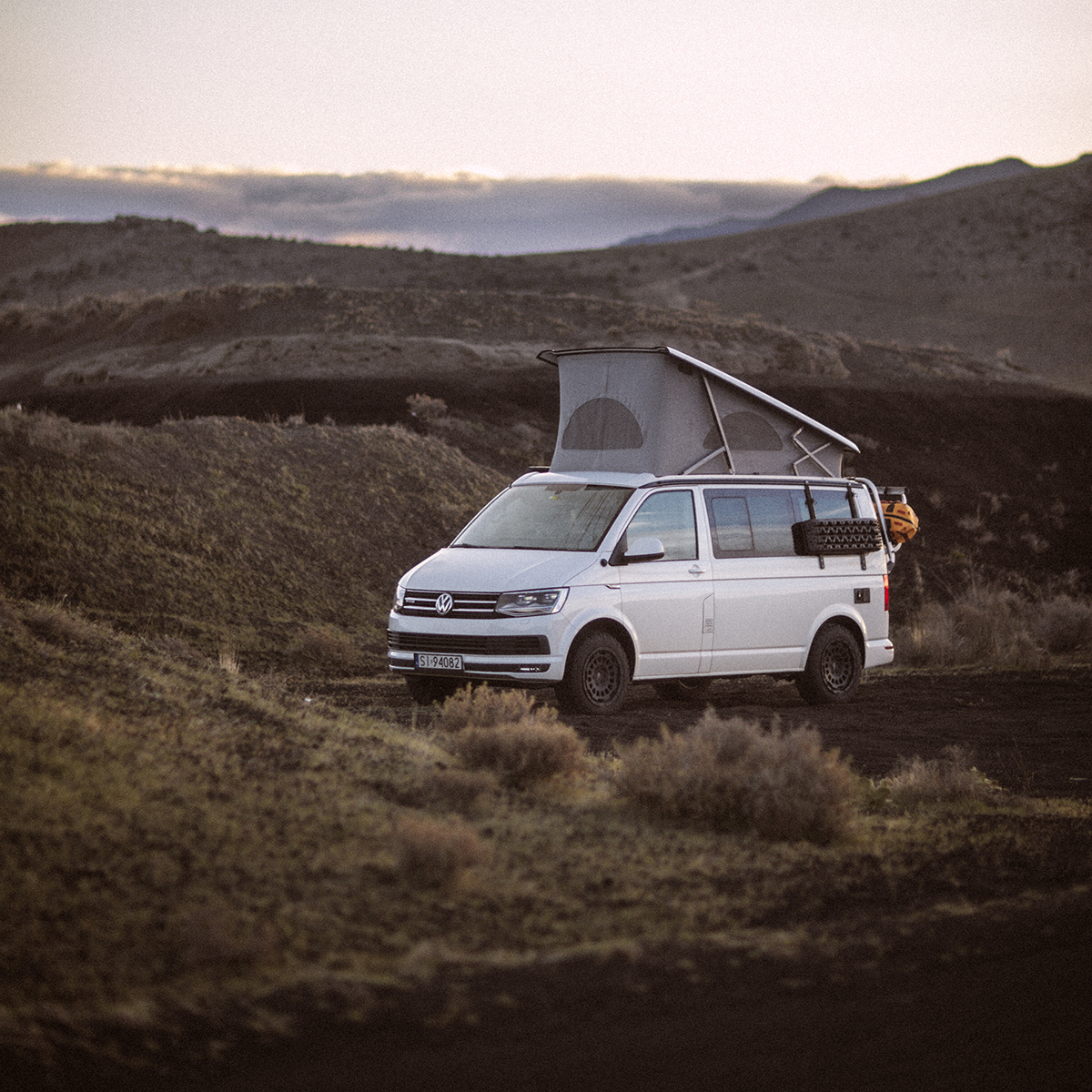 vw california concept w otoczeniu wulkanów vw california concept bokiem z trapami w wulkanicznym klimacie