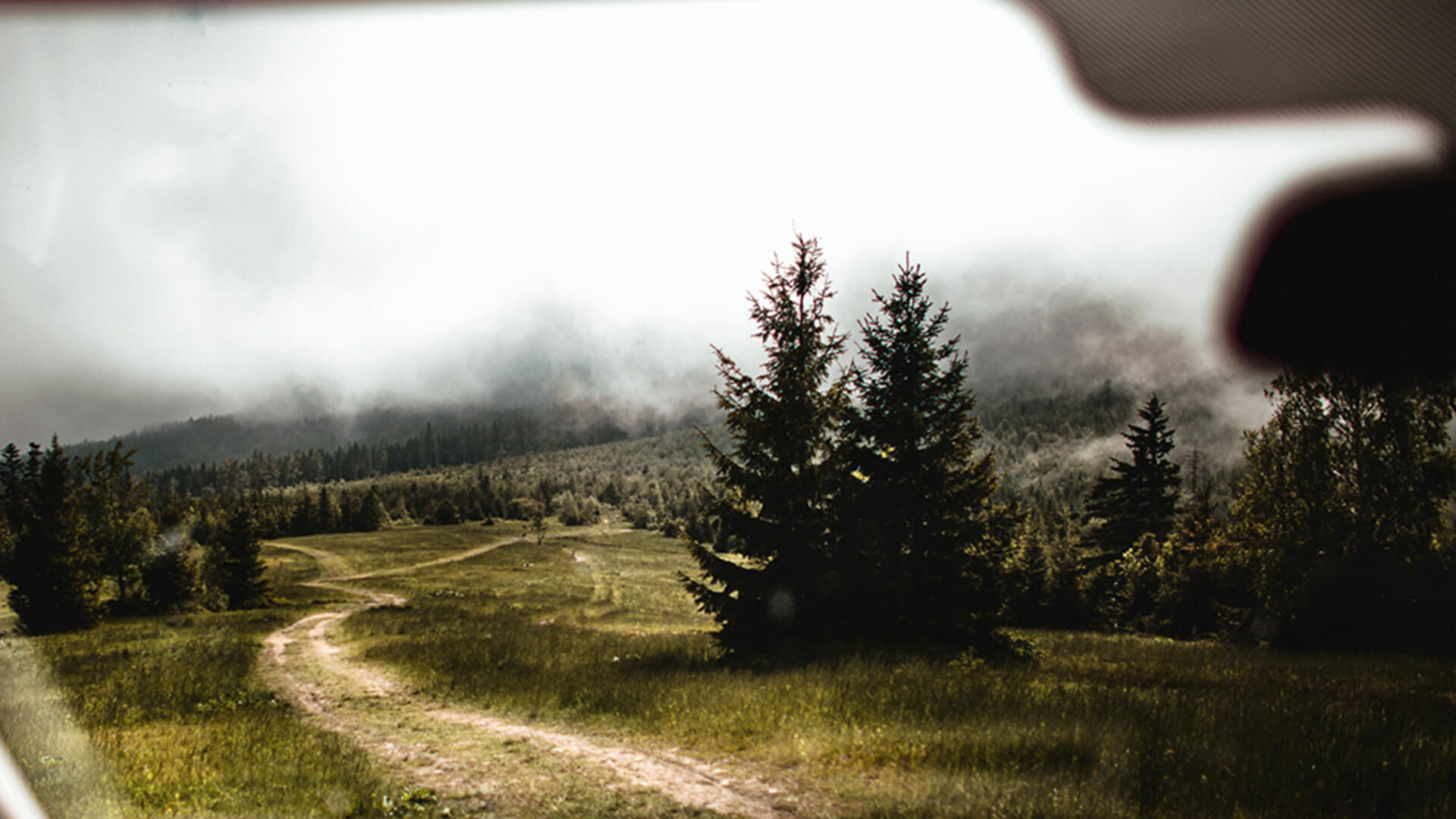 Mañana en la camper VW California: niebla sobre Lipowski Wierch en los Beskides