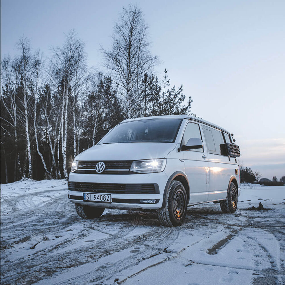 Pakiet Max Niezależność: elastyczny panel solarny Flex 300W oraz stacja EcoFlow DELTA 3 Max Plus (2048 Wh) i Alternator Charger 800W — energia dla VW California nawet zimą.