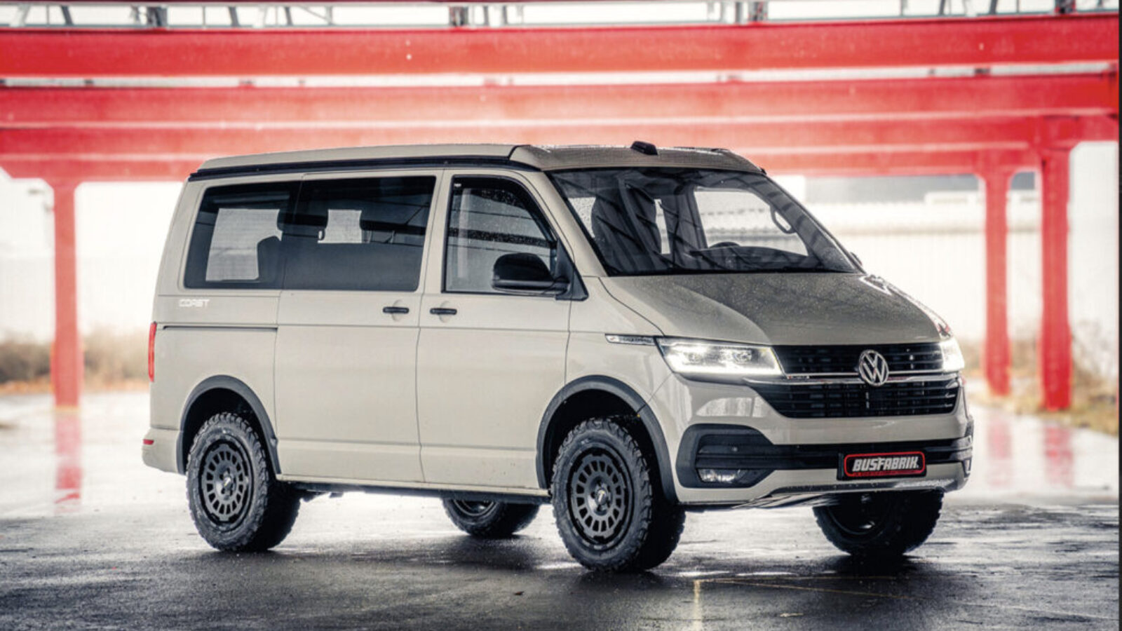 Podniesiony VW California na zawieszeniu gwintowanym i kołach terenowych